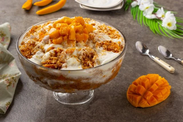 طريقة عمل كنافة بالمانجو زى المحلاتاستطاع طبق الكنافة بالمانجو منذ ظهوره، إيجاد مكانا له بقوة وأصبح واحدا من أشهر وأهم الحلويات بعد الإفطار وفي كل وقت، وفيما يلي نقدم طريقة عمل الك