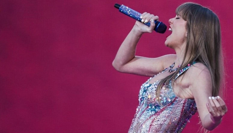 حشود بالآلاف على تلة قريبة من حفل تايلور سويت للمشاهدة مجانا (فيديو)شهد حفل الفنانة العالمية تايلور سويفت حضورا واسعا في ميونيخ، أمس الأحد، مع احتشاد آلاف المعجبين على تلة عشبية با