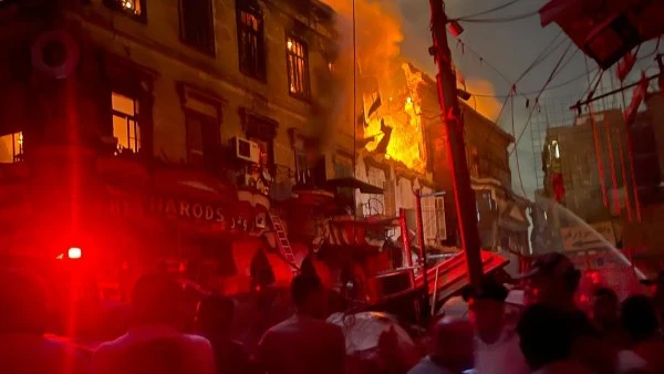 اندلاع حريق ضخم في جراج العتبة يستمر 8 ساعات ويتسبب في انهيار عقار علي برعي بشارع الرويعي ما زالت الأدخنة تتصاعد من عقار علي برعي في جراج العتبة