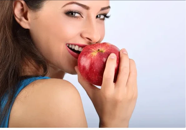 تعرف على تفسير أكل التفاح في المنام لابن سيرين والإمام الصادق و التفاح الأحمر في المنام أكل التفاح في المنام، يعد التفاح من الفواكه التى يعشقها