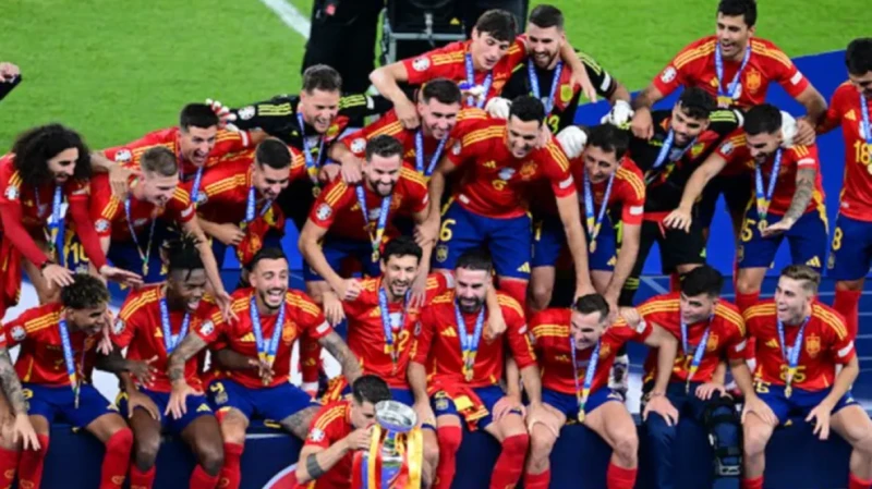 -يورو 2024- ملك إسبانيا وابنته يرقصان مع اللاعبين بعد التتويج .. اخبار، يورو 2024 ملك إسبانيا وابنته يرقصان مع اللاعبين بعد التتويج ،خطف فيليب السادس