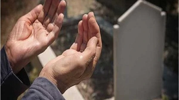 حكم التسبيح وقراءة القرآن عند دفن الميت.. دار الإفتاء تردورد إلى دار الإفتاء المصرية، سؤال يقول (ما حكم التسبيح وقراءة القرآن عند دفن الميت وهبة ثواب