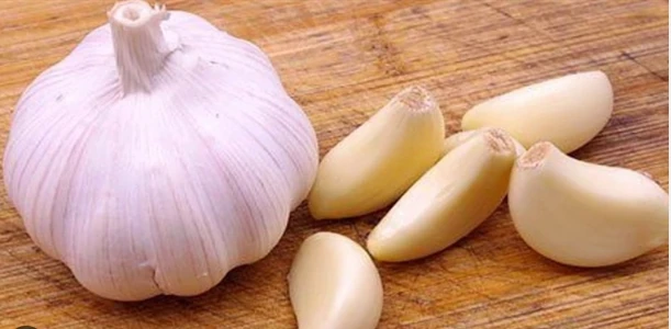 تعرف على أهم تفسيرات الثوم في المنام لابن سيرين رؤية الثوم في المنام، هي من أكثر الرؤى التي تتنوع فيها التأويلات الخاصة برؤية الثوم في المنام، حيث