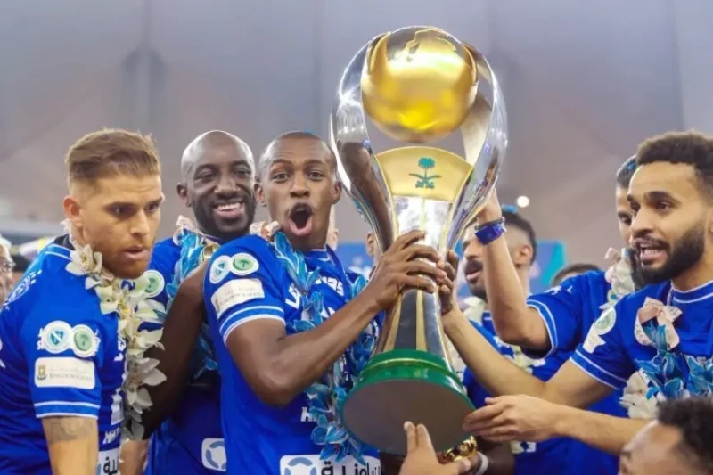 بعد عرض أستون فيلا.. روما الإيطالي يكثف مفاوضاته لشراء مدافع الهلال السعودييعمل نادي روما الإيطالي بجد على التواصل مع اللاعب السعودي سعود عبد الحميد