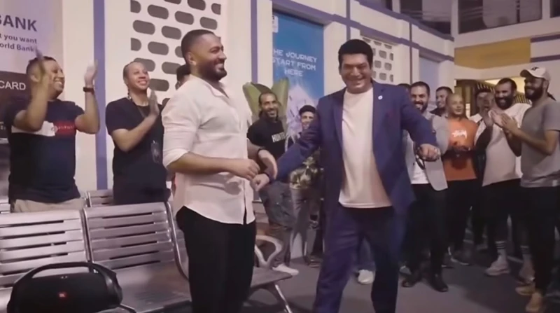 رقصة تامر حسني وباسم سمرة في كواليس ريستارت نشر الفنان تامر حسني مقطع فيديو عبر حسابه الرسمي بموقع تبادل الصور والفيديوهات إنستجرام، وهو يرقص مع