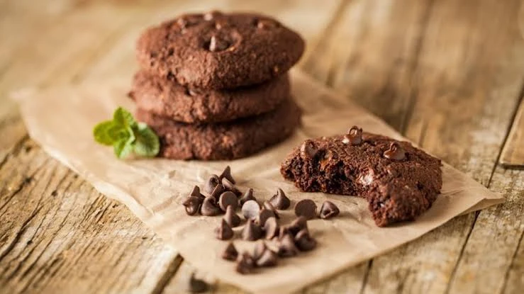 طريقة عمل الكوكيز بالشوكولاتةالكوكيزالكوكيز هي أنواع من الحلويات الصغيرة والمسطحة، تعتبر شائعة جدا في العديد من الثقافات حول العالم. تتميز الكوكيز بقوامها المقرمش من الخارج واللين 