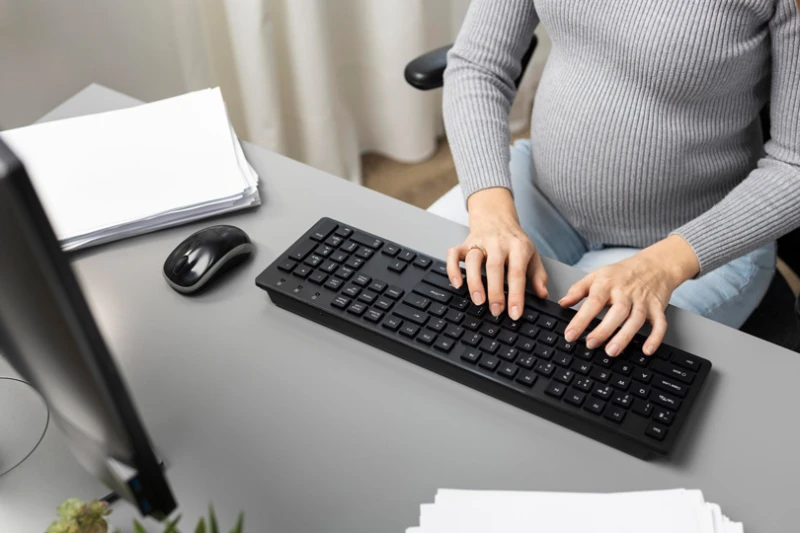 العمل أثناء فترة الحمل .. نصائح هامةتستطيع معظم النساء مواصلة عملهن أثناء الحمل، بالرغم من ذلك، فقد يفرض الحمل عليك تحديات في مكان العمل.ولكي تظلي