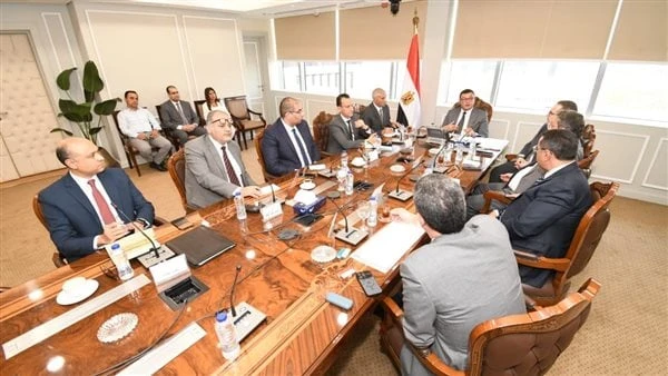 وزير الإسكان يستعرض مقترحات الشركات لتسويق المشروعات السكنية بالمدن الجديدةعقد المهندس شريف الشربيني، وزير الإسكان والمرافق والمجتمعات العمرانية صباح