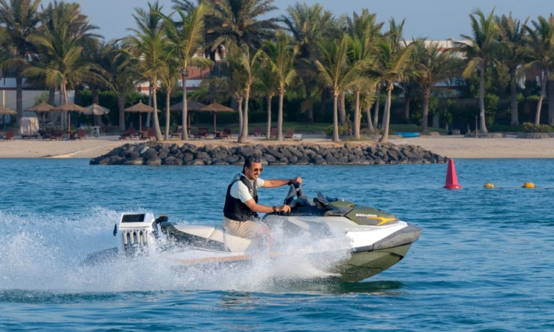 بالصور.. وزير السياحة يمارس الأنشطة البحرية في صيف السعودية الحياة شاهد المقال التالي من صحافة السعودية عن بالصور وزير السياحة يمارس الأنشطة البحرية