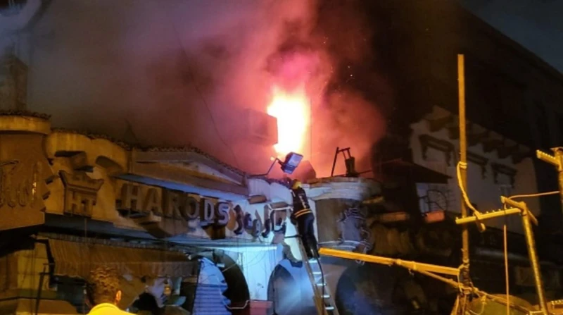 إصابة 3 أشخاص في حريق مخزن العتبة (صور) أصيب 3 أشخاص بحالة اختناق جراء السيطرة على حريق نشب داخل مخزن ملابس أمام جراج العتبة فى منطقة الرويعي، وجرى