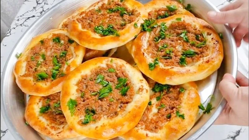 فطائر البيدا التركية بربع كيلو لحمة هتعملي عزومة في 10 دقايق بعجينة قطنية إقتصاديةفطائر البيدا التركية من الأطباق الشهية فى تركيا، حيث تتميز فطائر البيدا بمزيج من النكهات اللذيذة ف