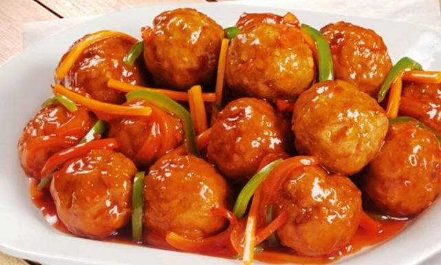 كرات اللحم سويت أند سور بطريقة سهلةالمقادير السكر البني : نصف كوب خل الأرز : نصف كوب الكاتشاب : ربع كوب الصويا صوص : ملعقة كبيرة عصير الأناناس : كوبان وربع النشاء : ملعقة كبيرة لحم