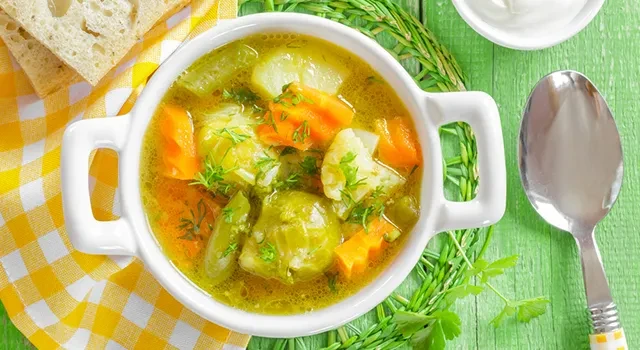 شوربة الكرفس والجزر التركية بطريقة سهلةالمقادير صدر الدجاج : 2 صدر (مخلي من العظم مقطع لمكعبات) الجزر : 4 اكواب (مقشر ومقطع لشرائح طولية) الكرفس : 2