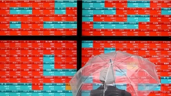 نيكي الياباني يتراجع وسط عمليات بيع عالمية لأسهم شركات الرقائق وارتفاع الينتراجع مؤشر نيكي الياباني في نهاية تعاملات اليوم الخميس الثامن عشر من يوليو ، بأكثر من 2، مع انضمام سهم ال