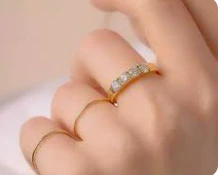 ما تفسير رؤية الخاتم في المنام لابن سيرين؟ ما تفسير رؤية الخاتم في المنام لابن سيرين؟ رؤية الخاتم في المنام، مما لا شك فيه أن الخاتم له دلالة عاطفية، ويرتبط بالعهود والمواثيق التي 