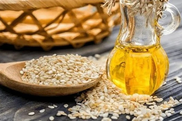 فوائد زيت السمسم للبشرة.. تحسين الجمال بطريقة طبيعية.زيت السمسم هو مصدر غني بالعناصر الغذائية والدهنية التي تجلب الفوائد الصحية والجمالية للبشرة.