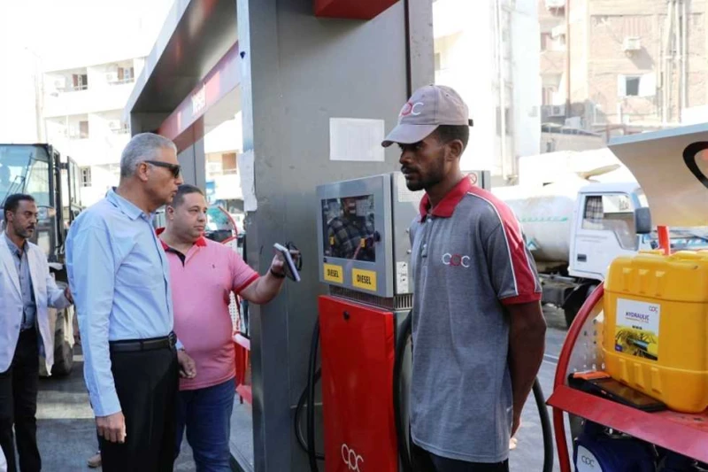 محافظ أسوان يتفقد محطات الوقود ومواقف السيارات أجرى اللواء إسماعيل كمال محافظ أسوان، جولة تفقدية لمحطات الوقود ومواقف السيرفيس للإطمئنان والتأكد من