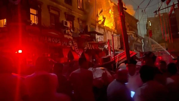 القبض على صاحب مخزن أحذية بدأ منه حريق العتبة ألقت الأجهزة الأمنية بمديرية أمن القاهرة، القبض على صاحب مخزن أحذية بدأ منه حريق العتبة.ودلت التحريات