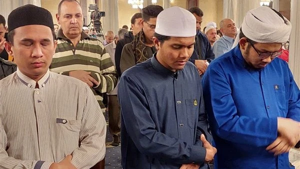 حكم قراءة سورة بعد الفاتحة في الركعتين الثالثة والرابعة.. الإفتاء توضحورد إلى دار الإفتاء المصرية، سؤال يقول (ما حكم قراءة سورة بعد الفاتحة في