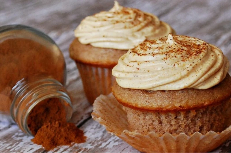 كيكة القرفة والتمر بطريقة سهلةالمقادير التمر : كوب (منزوع النوى ومقطع مربعات) سكر : كوب ملح : ربع ملعقة صغيرة دقيق : 2 كوب القرفة : ملعقة صغيرة ونصف (مطحونة) بيكنج بودر : ملعقة كبي