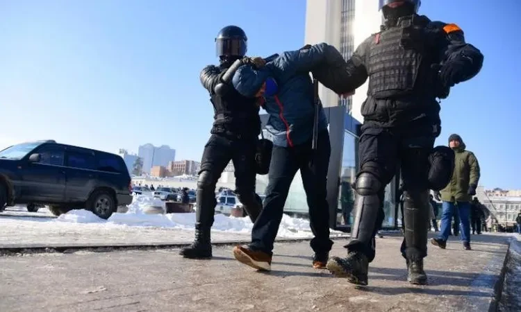 الشرطة تعتقل شخصا تخصص بالسرقة عبر التنويم المغناطيسي منوعات شاهد المقال التالي من صحافة مصر عن الشرطة تعتقل شخصا تخصص بالسرقة عبر التنويم