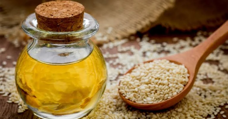 فوائد زيت جنين القمح للبشرةتنظيف البشرةيعتبر زيت جنين القمح واحد من أبرز الزيوت الفعالة في تنظيف البشرة، حيث انه لا يسد المسام، ويساهم فى التخلص من