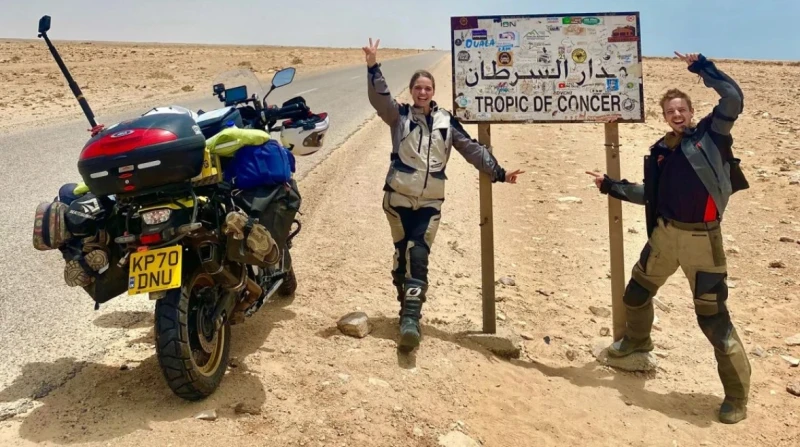 حول العالم في 589 يوما.. رحلة مبهرة لزوجين على موتوسيكل سافر الثنائي لافي شول وأولي جامبلين بالدراجة النارية لمسافات طويلة، وهما يحملان لقب أصغر