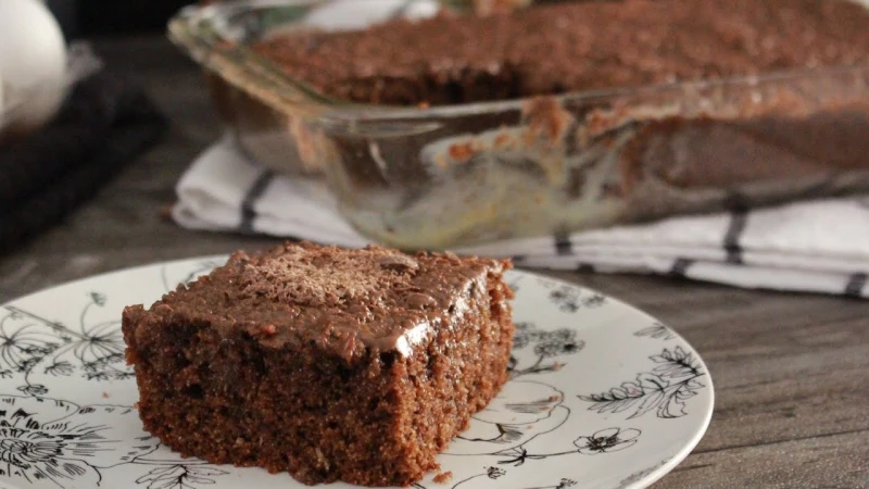 طريقة عمل البسبوسة بالشيكولاتة بمكونات سهلة وخطوات بسيطة وطعم يرضي جميع الأذواق تعد البسبوسة من الحلويات الشرقية المحببة لدى الكثيرين كبارا وصغارا، وتتميز بطعمها الرائع مع الشيكولا