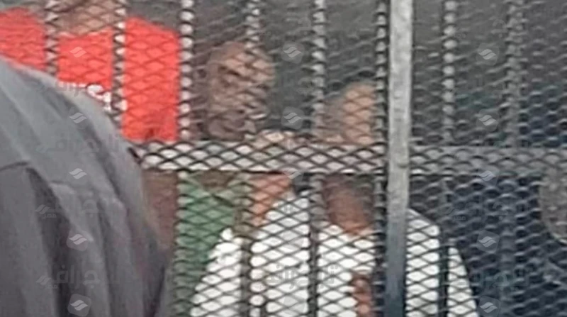 بتي شيرت أخضر.. أول ظهور لقاتل طفل شبرا خلف القضبان (فيديو) ظهر طارق.أ.ع المتهم بقتل طفل شبرا الخيمة أحمد.م.س، في أولى جلسات محاكمته خلف القضبان