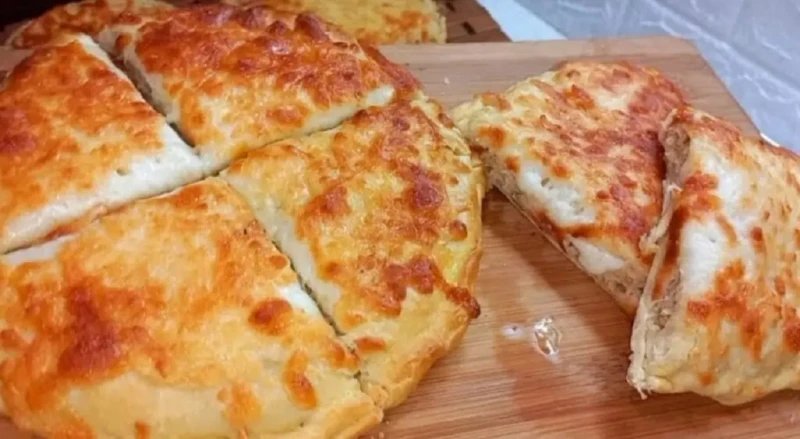 لازم تجريبها فطيرة منقذة بصدور الفراخ كمية قليلة تكفي العيلة كلها الحشوة لذيذةطريقة فطيرة هشة وطرية محشوة بقطع صدور الدجاج وصفة لذيذة ومختلفة في طريقة تحضيرها وشكلها وهي فطيرة مصنو