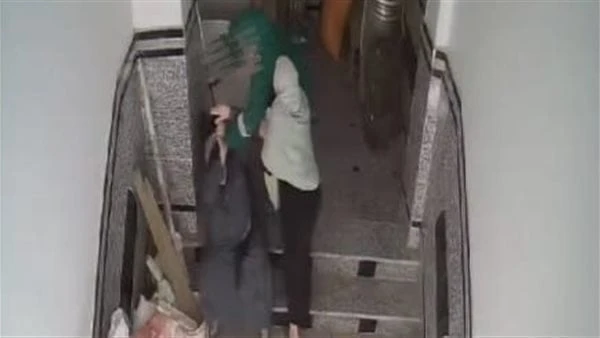 بعد ضرب زوجة لحماتهاعضو كبار العلماء: ليس لها أب ربى ولا أم علمت أثار مقطع فيديو الجدل على مواقع التواصل الاجتماعي، حيث ظهرت فيه زوجة تقوم بضرب وسحل