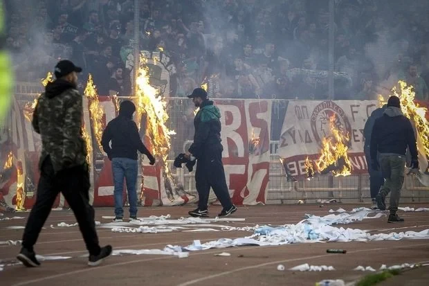 إطلاق نار وسط مشاجرة بين جماهير فريق يوناني جريدة افاق عربية تشاجرت مجموعة من جماهير باناثنياكوس اليوناني، خارج ملعب النادي في أثينا، اليوم السبت،