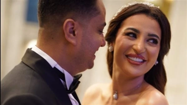 ستايل أميرات.. فستان زفاف بتول الحداد يشعل السوشيال ميديا احتفل المنتج مصطفى الغزولي بزفافه على عروسه الفنانة الشابة بتول الحداد، وحرص عدد كبير من