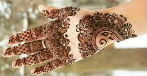 تعرف على تفسير رؤية الحناء في المنام لابن سيرين والإمام الصادق و حلم الحناء في القدمين رؤية الحناء في المنام، هل رؤية الحناء تبشر بالخير أم تنذر