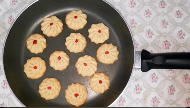 بسكويت الطاسة المقرمش اعمليه في 10 دقائق وبخطوات سهلة وسريعة وبيذوب في الفم يعشق الجميع دون استثناء تناول البسكويت بمختلف أنواعه ونكهاته ولهذا تهتم الأمهات بإعداده بصفة مستمرة في ا