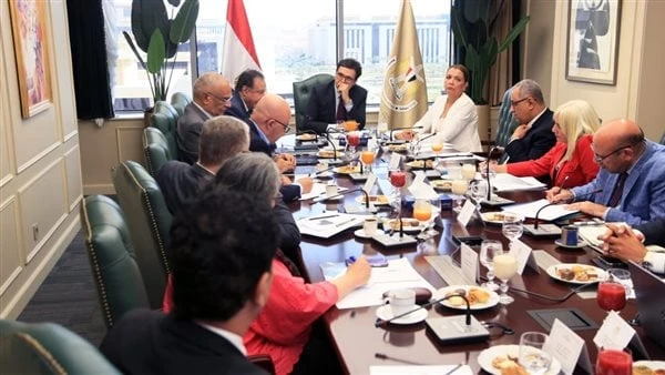 هنو يجتمع برؤساء الهيئات والقطاعات ويستعرض الرؤية الاستثمارية لوزارة الثقافةعقد الدكتور أحمد فؤاد هنو، وزير الثقافة، اجتماعا موسعا مع قيادات الهيئات والقطاعات التابعة للوزارة، لمنا