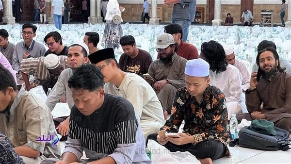 بقراءة القرآن.. الوافدون ينتظرون الإفطار الجماعي يوم عاشوراء في الجامع الأزهر فيديو وصورأنهى الجامع الأزهر الشريف، استعدادات الإفطار الجماعي للطلاب