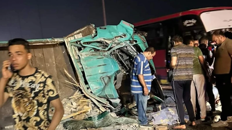 حادثة عالدائري.. وفاة سائق إثر انقلاب سيارة ربع نقل (صور) شهد الطريق الدائري في منطقة باسوس التابعة لمحافظة القليوبية، في الساعات الأولى من صباح