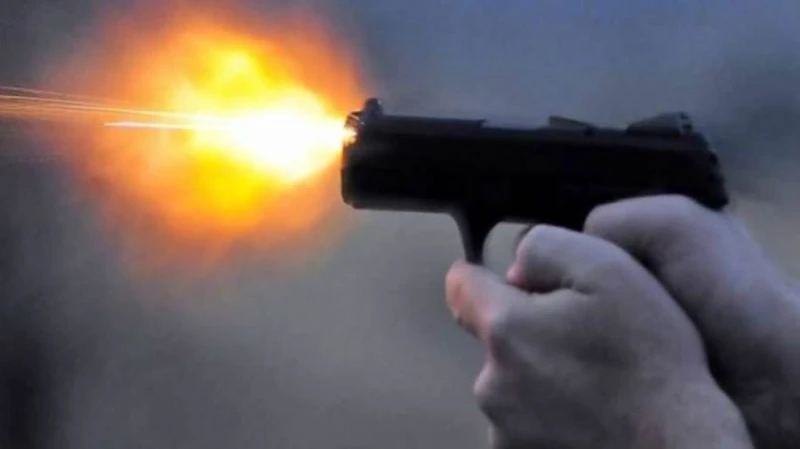 رفض يسجلها باسمه.. أب يطلق الرصاص على طفلته في الهرم أطلق أب الرصاص على طفلته في الهرم خلال مشاجرة نشبت بينه وبين والدتها.تلقى قسم شرطة الهرم بمديرية أمن الجيزة بلاغا من شرطة النجد