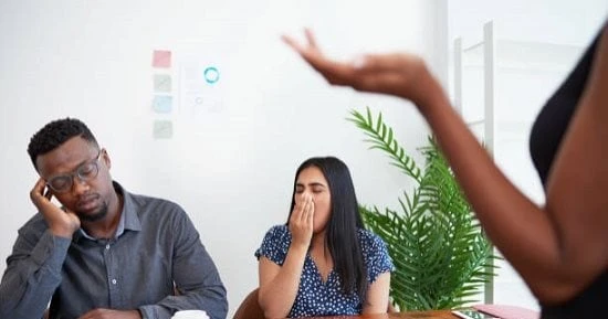 المؤتمرات هي ركيزة أساسية لمعظم المهن، فمن المحتمل أن تحضر مؤتمرا واحدا أو أكثر خلال حياتك المهنية، لذا قبل البدء بالمشاركة في حوار رسمي بمؤتمر، لابد من اتباع بعض القواعد، لذا تواص