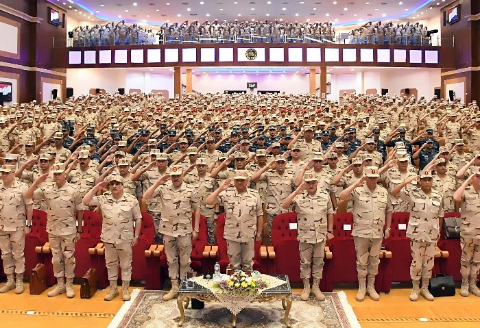 الفريق أول عبد المجيد صقر يلتقى عددا من رجال القوات المسلحة بالجيش الثالث الميداني وقيادة قوات شرق القناة لمكافحة الإرهاب التقى الفريق أول عبد المجيد