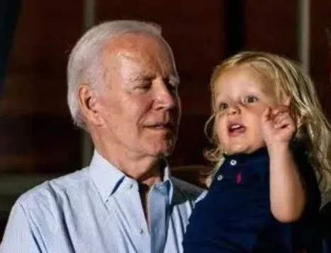 حفيدة بايدن السرية : عايزة أشوف جدوحفيدة بايدن السرية : عايزة أشوف جدو-----