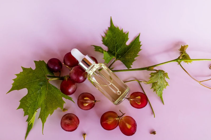 فوائد زيت بذور العنب الجمالية للبشرة والشعريحتوي زيت بذور العنب على الكثير من المركبات المعززة ليس لصحة الجسم فقط، وإنما أيضا للبشرة والشعر، والتي