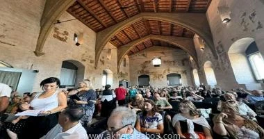 كتب - محمود الهندي أعلن عالم الآثار المصرية الدكتور زاهي حواس أن نشاط مؤسسة زاهي حواس للآثار والتراث ستبدأ في سبتمبر المقبل على إطلاق حملة شعبية كبيرة ستطالب بعودة رأس نفرتيتي وحجر