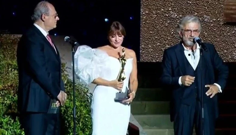 غبريال يمين في بياف... صرخة لأجل الممثل اللبنانيتسلم الممثل والمسرحي غبريال يمين جائزة بياف من نائب رئيس مجلس الوزراء سعادة الشامي، خلال المهرجان الذي أقيم أمس في الحمامات الروماني