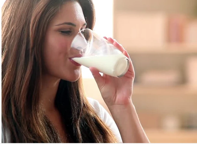 ما هو تفسير شرب الحليب في المنام لابن سيرين؟ شرب الحليب في المنام، يعتبر الحليب أحد أهم المنتجات التي يلزم وجودها في المنزل باستمرار لأنه يحتوي على