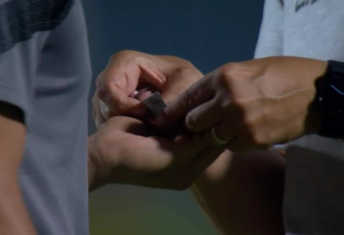 شاهد نجم بيراميدز يتناول أقراص مجهولة قبل مواجهة الأهلي التقطت عدسات مباراة الأهلي وبيراميدز في الجولة ال31 من بطولة الدوري العام، صورا لأحد نجوم