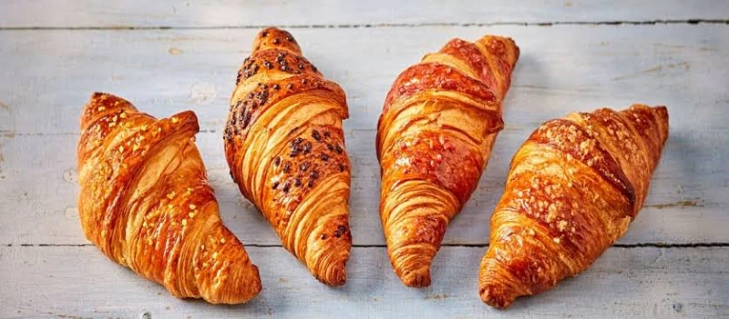 طريقة عمل الكرواسون طريقة عمل الكرواسون الكرواسون يعتبر الكروسوان احدى أنواع المعجنات التي تخبز في الفرن، وهي طريقة يعود أصلها وتاريخها إلى المطبخ