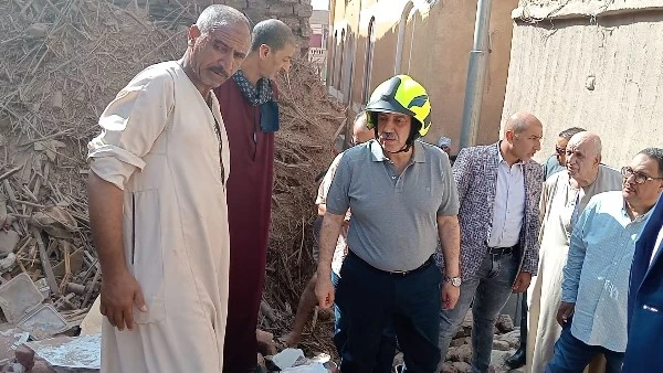انهيار منزل من 3 طوابق في أسيوط .. والعناية الإلهية تنقذ 3 أسر من الموت بأعجوبة أنقذت العناية الإلهية 20 شخصا من الموت المحقق إثر انهيار منزل قديم
