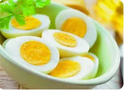 ما هو تفسير البيض المسلوق في المنام لابن سيرين؟ البيض المسلوق في المنام، تعتبر التأويلات التي يؤكد عليها حلم البيض المسلوق جيدة وتعبر عن الرزق الكبير